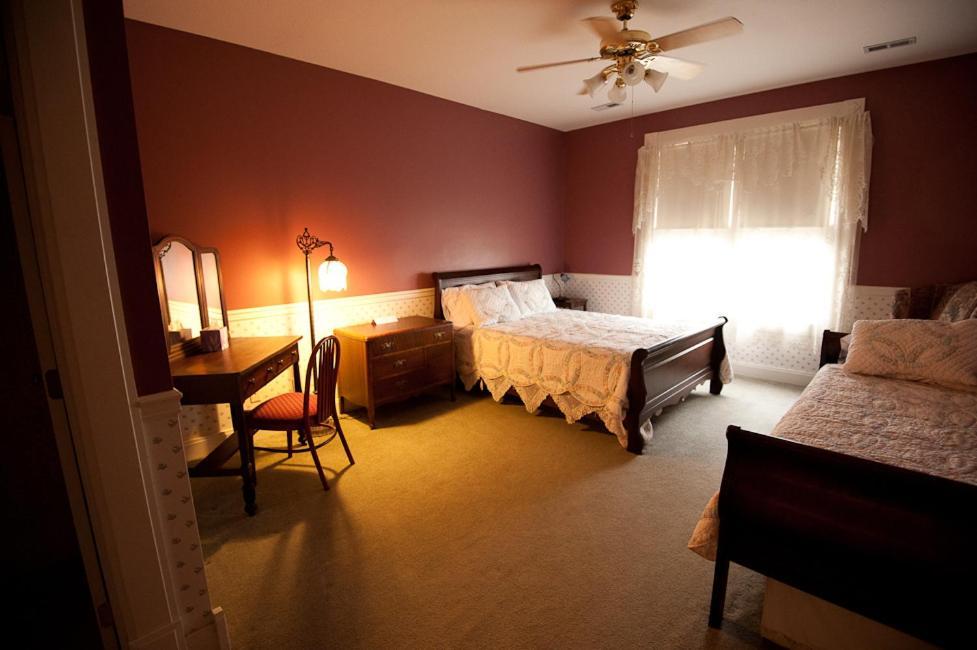 Victorian Veranda Country Inn Lawrence Room photo