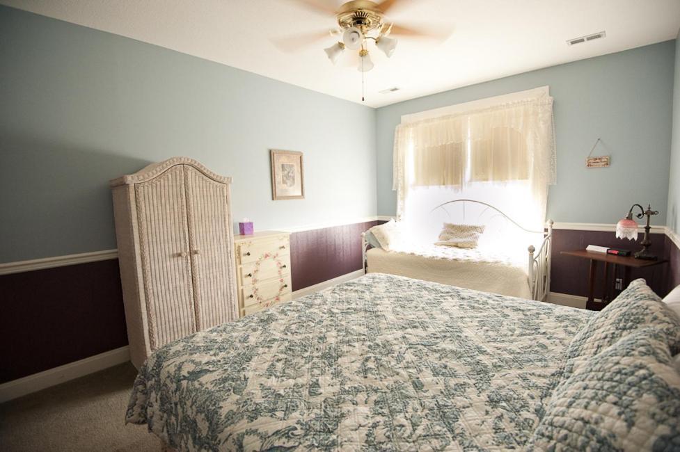 Victorian Veranda Country Inn Lawrence Room photo