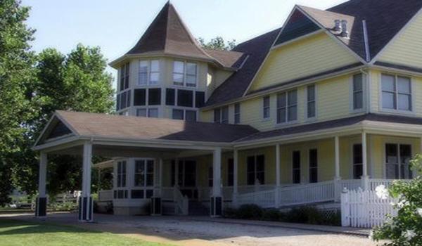 Victorian Veranda Country Inn Lawrence Exterior photo