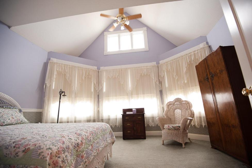 Victorian Veranda Country Inn Lawrence Room photo